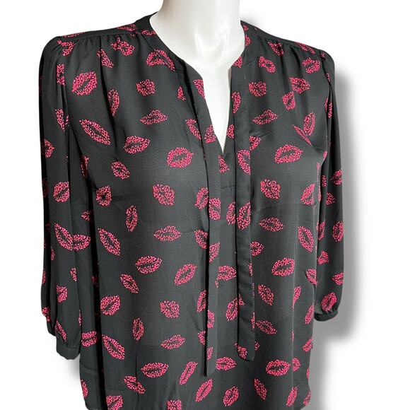 Torrid Womens Blouse Top Shirt Pullover Tie Collar Lip Print Black Pink Size 1 - Picture 7 of 12